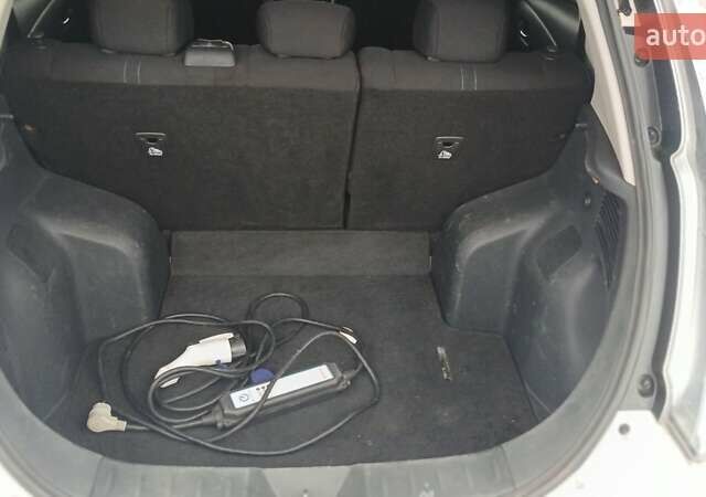 Білий Ніссан Ліф, об'ємом двигуна 0 л та пробігом 140 тис. км за 5000 $, фото 8 на Automoto.ua