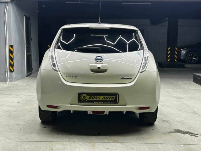 Белый Ниссан Лиф, объемом двигателя 0 л и пробегом 107 тыс. км за 8500 $, фото 4 на Automoto.ua