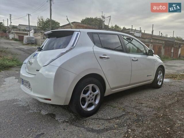 Белый Ниссан Лиф, объемом двигателя 0 л и пробегом 111 тыс. км за 8200 $, фото 10 на Automoto.ua