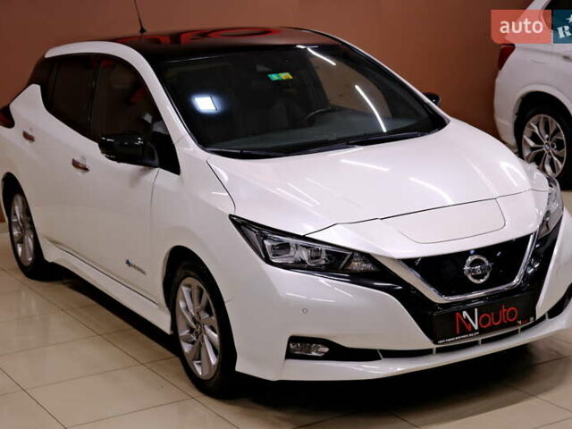 Белый Ниссан Лиф, объемом двигателя 0 л и пробегом 121 тыс. км за 14900 $, фото 3 на Automoto.ua