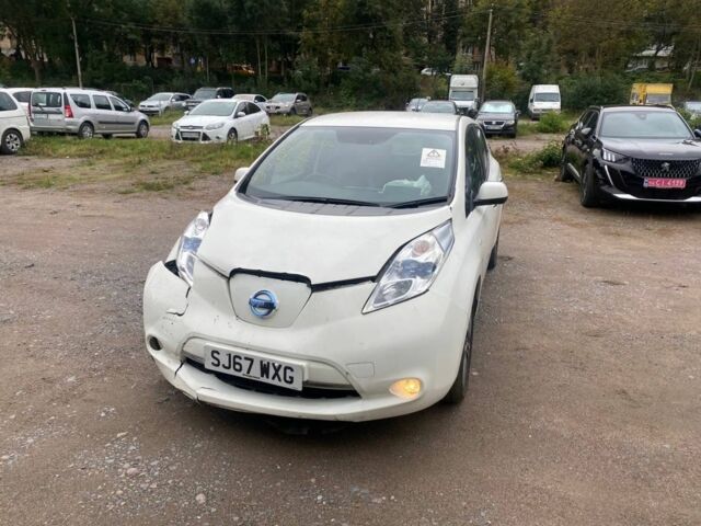 Белый Ниссан Лиф, объемом двигателя 0 л и пробегом 88 тыс. км за 4000 $, фото 3 на Automoto.ua