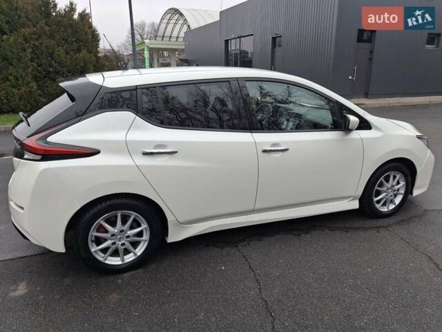 Белый Ниссан Лиф, объемом двигателя 0 л и пробегом 142 тыс. км за 12500 $, фото 12 на Automoto.ua