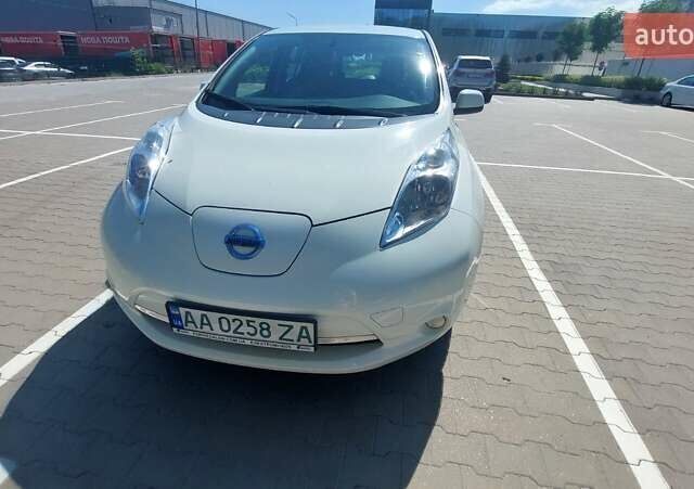 Белый Ниссан Лиф, объемом двигателя 0 л и пробегом 105 тыс. км за 9050 $, фото 7 на Automoto.ua