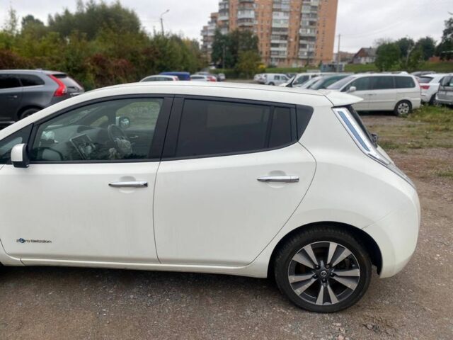 Белый Ниссан Лиф, объемом двигателя 0 л и пробегом 88 тыс. км за 4000 $, фото 5 на Automoto.ua