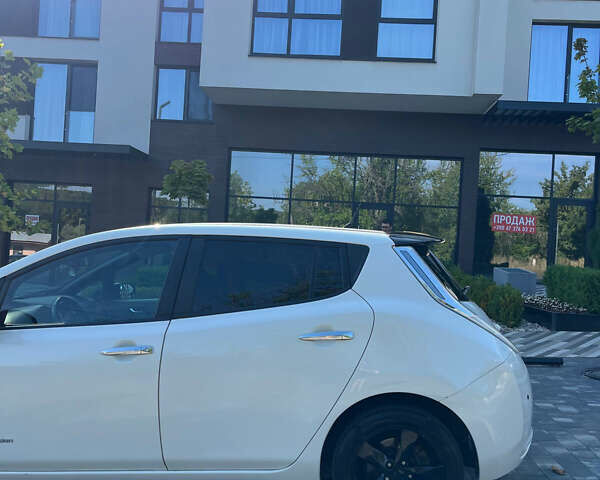 Білий Ніссан Ліф, об'ємом двигуна 0 л та пробігом 96 тис. км за 9500 $, фото 11 на Automoto.ua