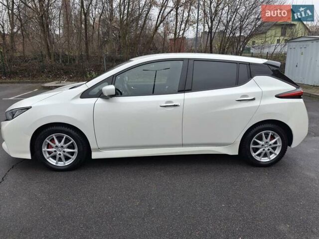 Белый Ниссан Лиф, объемом двигателя 0 л и пробегом 142 тыс. км за 12500 $, фото 1 на Automoto.ua