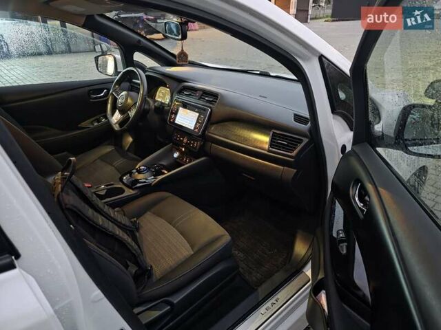 Білий Ніссан Ліф, об'ємом двигуна 0 л та пробігом 90 тис. км за 10000 $, фото 13 на Automoto.ua