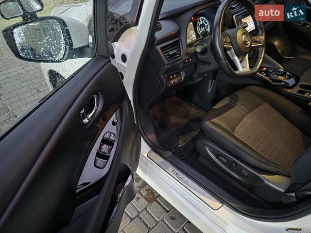 Білий Ніссан Ліф, об'ємом двигуна 0 л та пробігом 90 тис. км за 10000 $, фото 3 на Automoto.ua