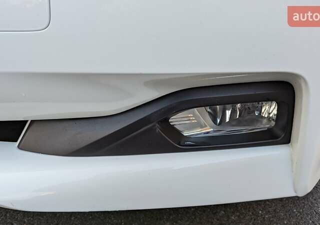 Белый Ниссан Лиф, объемом двигателя 0 л и пробегом 60 тыс. км за 14900 $, фото 3 на Automoto.ua