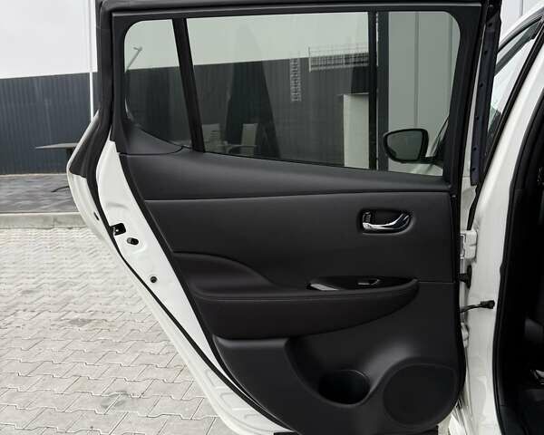 Белый Ниссан Лиф, объемом двигателя 0 л и пробегом 92 тыс. км за 12500 $, фото 20 на Automoto.ua