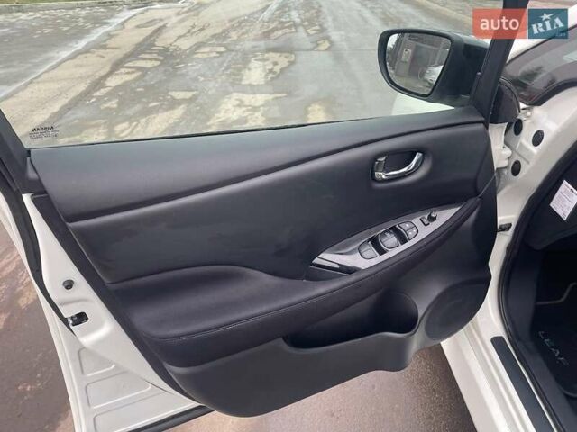 Белый Ниссан Лиф, объемом двигателя 0 л и пробегом 108 тыс. км за 12700 $, фото 18 на Automoto.ua