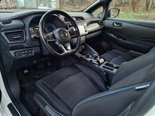 Белый Ниссан Лиф, объемом двигателя 0 л и пробегом 129 тыс. км за 10500 $, фото 4 на Automoto.ua