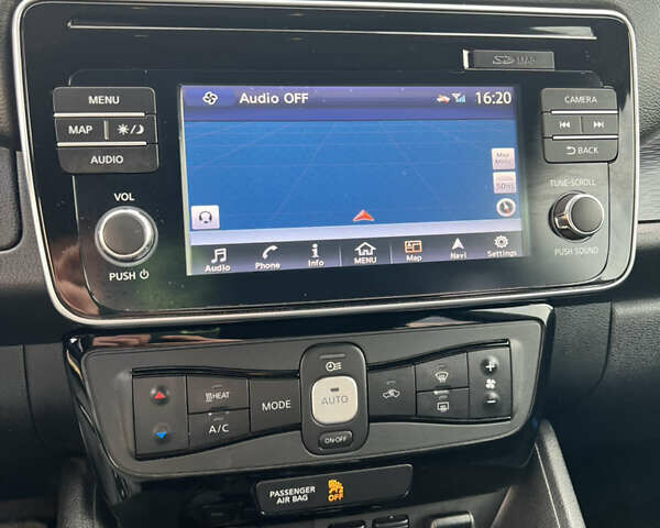 Білий Ніссан Ліф, об'ємом двигуна 0 л та пробігом 58 тис. км за 13499 $, фото 16 на Automoto.ua