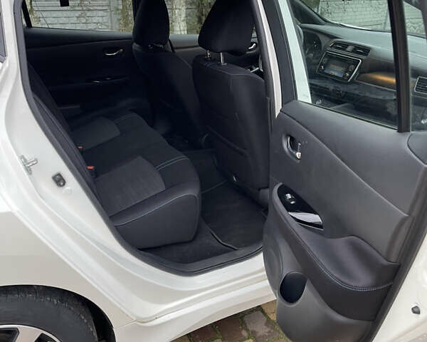 Белый Ниссан Лиф, объемом двигателя 0 л и пробегом 51 тыс. км за 12500 $, фото 33 на Automoto.ua