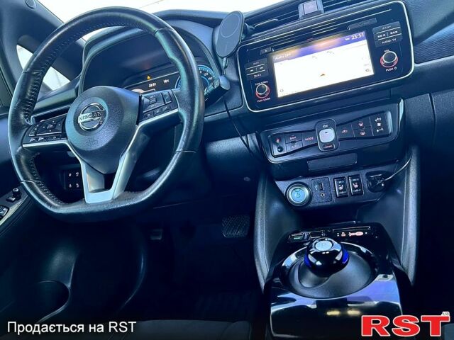 Белый Ниссан Лиф, объемом двигателя 0 л и пробегом 77 тыс. км за 12500 $, фото 11 на Automoto.ua