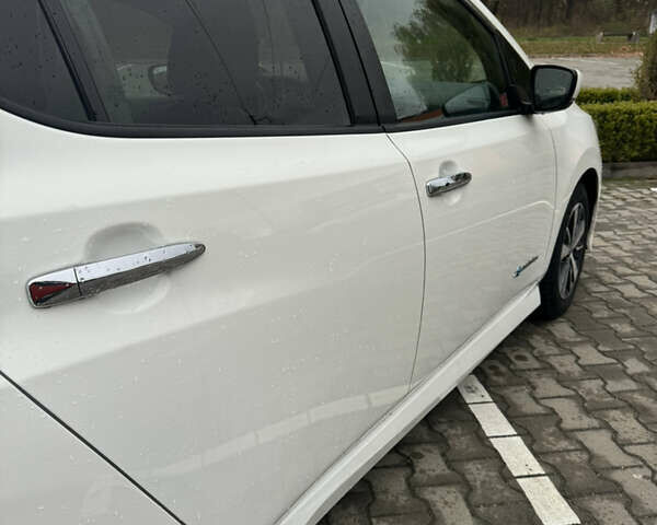 Белый Ниссан Лиф, объемом двигателя 0 л и пробегом 116 тыс. км за 11800 $, фото 48 на Automoto.ua