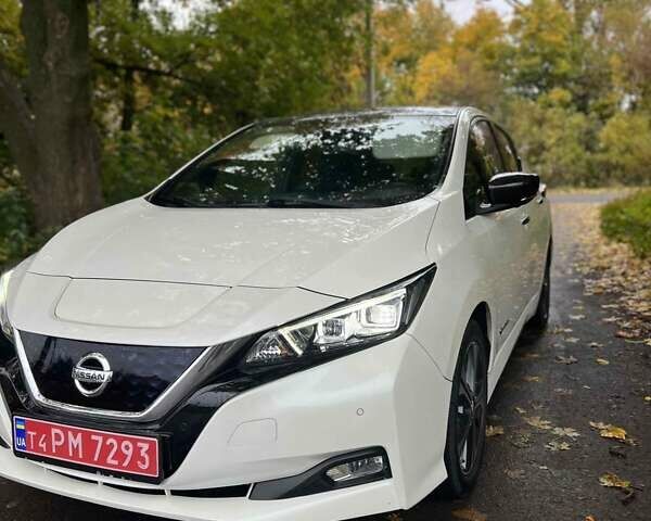 Белый Ниссан Лиф, объемом двигателя 0 л и пробегом 139 тыс. км за 10950 $, фото 4 на Automoto.ua