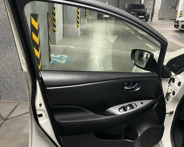 Белый Ниссан Лиф, объемом двигателя 0 л и пробегом 91 тыс. км за 13000 $, фото 7 на Automoto.ua