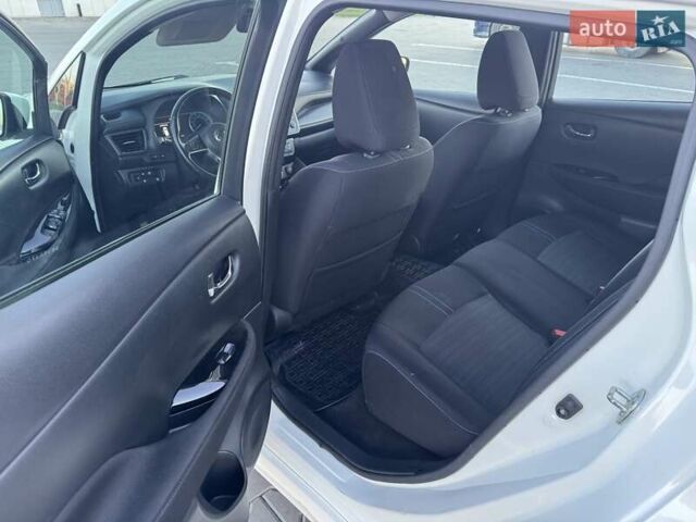 Білий Ніссан Ліф, об'ємом двигуна 0 л та пробігом 135 тис. км за 10900 $, фото 5 на Automoto.ua