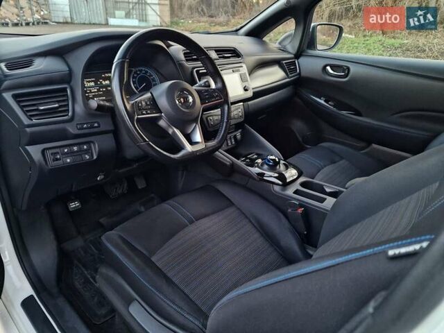 Белый Ниссан Лиф, объемом двигателя 0 л и пробегом 129 тыс. км за 10500 $, фото 3 на Automoto.ua