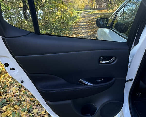 Белый Ниссан Лиф, объемом двигателя 0 л и пробегом 116 тыс. км за 11800 $, фото 90 на Automoto.ua