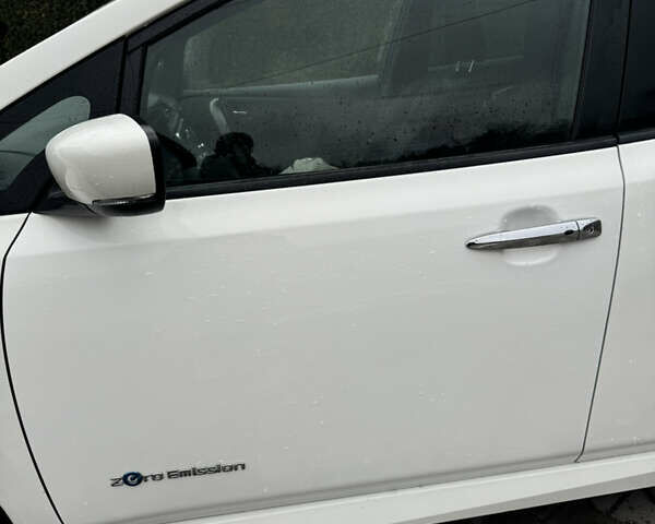 Белый Ниссан Лиф, объемом двигателя 0 л и пробегом 116 тыс. км за 11800 $, фото 43 на Automoto.ua