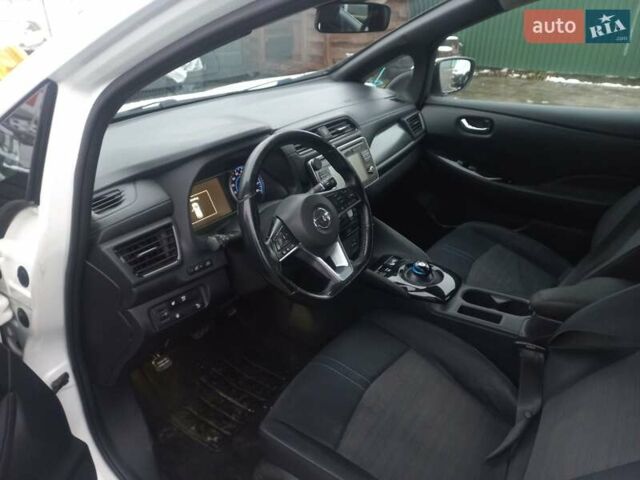 Белый Ниссан Лиф, объемом двигателя 0 л и пробегом 118 тыс. км за 10000 $, фото 6 на Automoto.ua