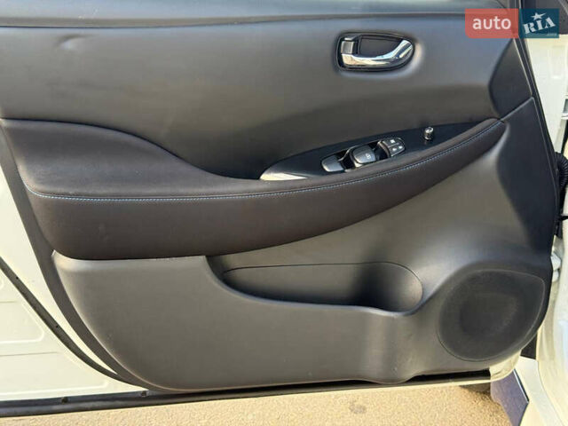 Білий Ніссан Ліф, об'ємом двигуна 0 л та пробігом 67 тис. км за 11500 $, фото 20 на Automoto.ua