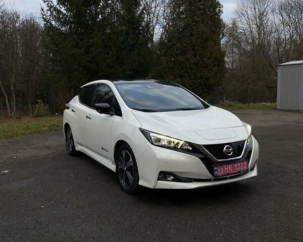 Белый Ниссан Лиф, объемом двигателя 0 л и пробегом 147 тыс. км за 10999 $, фото 1 на Automoto.ua