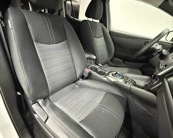 Белый Ниссан Лиф, объемом двигателя 0 л и пробегом 74 тыс. км за 12500 $, фото 21 на Automoto.ua