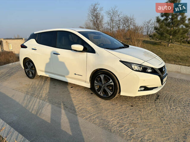 Белый Ниссан Лиф, объемом двигателя 0 л и пробегом 140 тыс. км за 13850 $, фото 4 на Automoto.ua