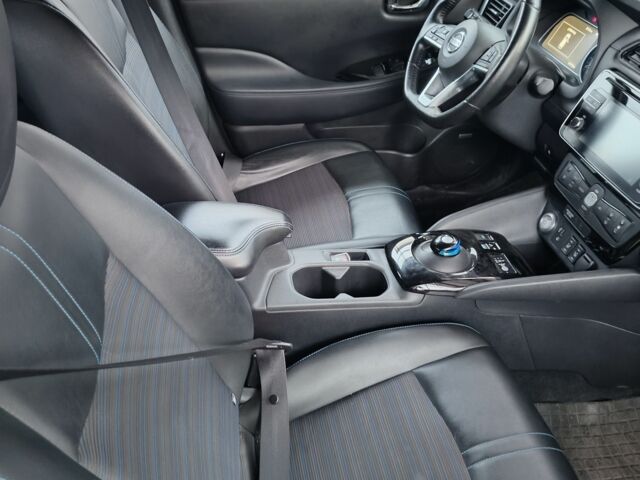 Белый Ниссан Лиф, объемом двигателя 0 л и пробегом 124 тыс. км за 15000 $, фото 6 на Automoto.ua