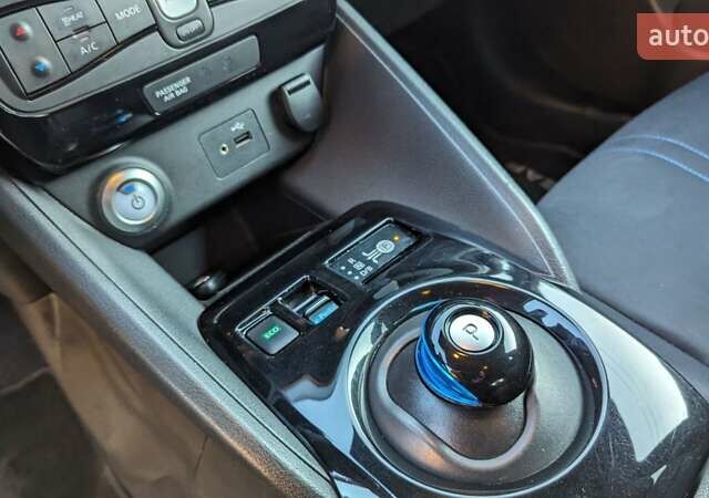 Белый Ниссан Лиф, объемом двигателя 0 л и пробегом 60 тыс. км за 14900 $, фото 31 на Automoto.ua