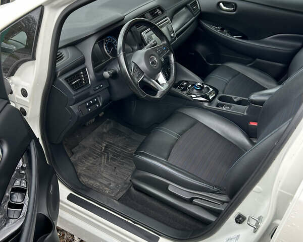 Белый Ниссан Лиф, объемом двигателя 0 л и пробегом 98 тыс. км за 13000 $, фото 4 на Automoto.ua