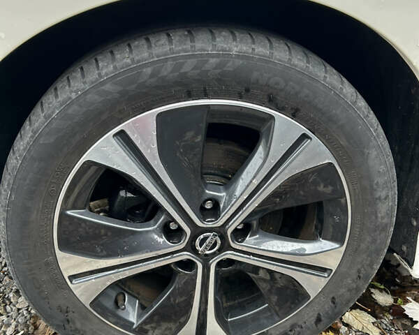 Белый Ниссан Лиф, объемом двигателя 0 л и пробегом 98 тыс. км за 13000 $, фото 2 на Automoto.ua