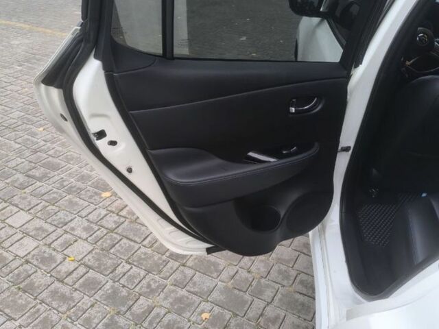 Белый Ниссан Лиф, объемом двигателя 0 л и пробегом 101 тыс. км за 12800 $, фото 5 на Automoto.ua