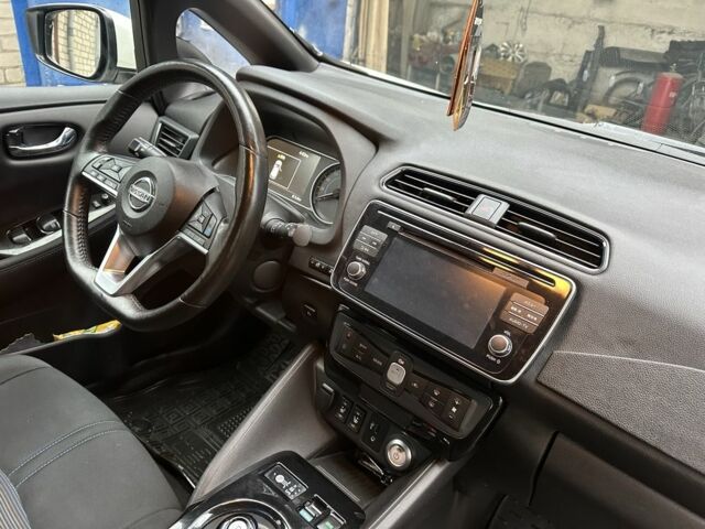 Білий Ніссан Ліф, об'ємом двигуна 0 л та пробігом 37 тис. км за 12500 $, фото 5 на Automoto.ua