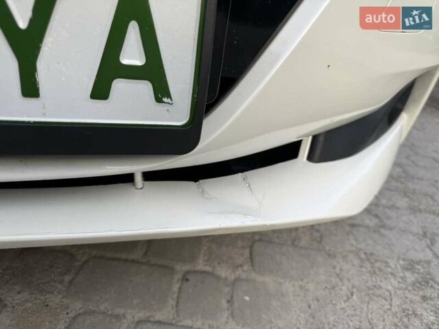 Білий Ніссан Ліф, об'ємом двигуна 0 л та пробігом 90 тис. км за 10000 $, фото 17 на Automoto.ua