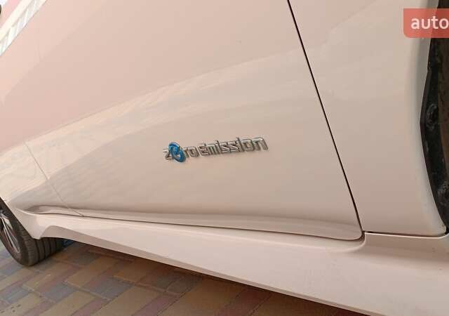 Белый Ниссан Лиф, объемом двигателя 0 л и пробегом 75 тыс. км за 11999 $, фото 18 на Automoto.ua