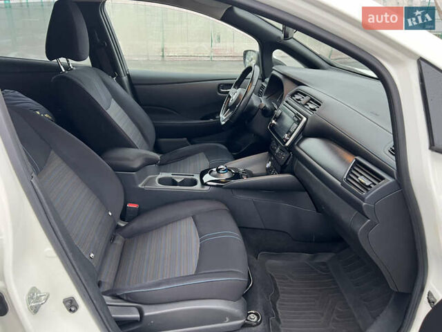 Белый Ниссан Лиф, объемом двигателя 0 л и пробегом 96 тыс. км за 13500 $, фото 10 на Automoto.ua