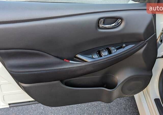 Белый Ниссан Лиф, объемом двигателя 0 л и пробегом 60 тыс. км за 14900 $, фото 25 на Automoto.ua