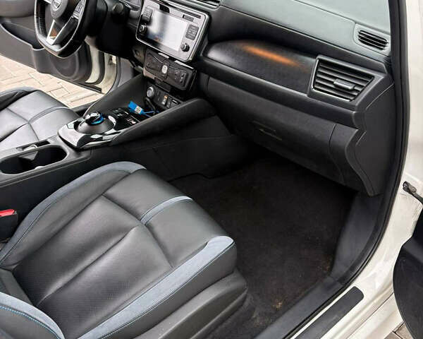 Білий Ніссан Ліф, об'ємом двигуна 0 л та пробігом 150 тис. км за 10400 $, фото 17 на Automoto.ua