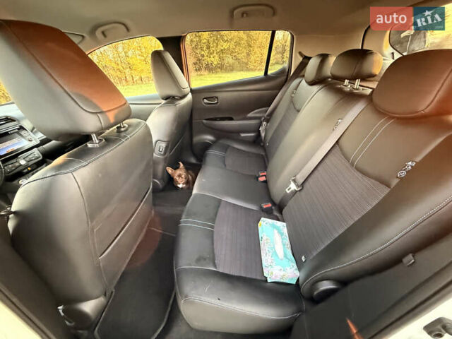 Белый Ниссан Лиф, объемом двигателя 0 л и пробегом 162 тыс. км за 12000 $, фото 10 на Automoto.ua