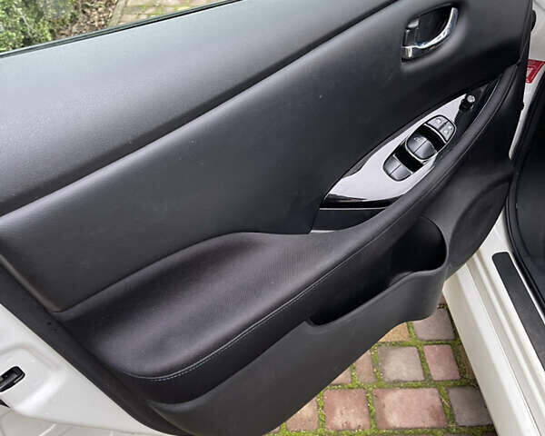 Белый Ниссан Лиф, объемом двигателя 0 л и пробегом 51 тыс. км за 12500 $, фото 24 на Automoto.ua