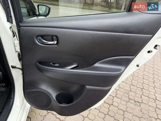 Белый Ниссан Лиф, объемом двигателя 0 л и пробегом 82 тыс. км за 13999 $, фото 31 на Automoto.ua