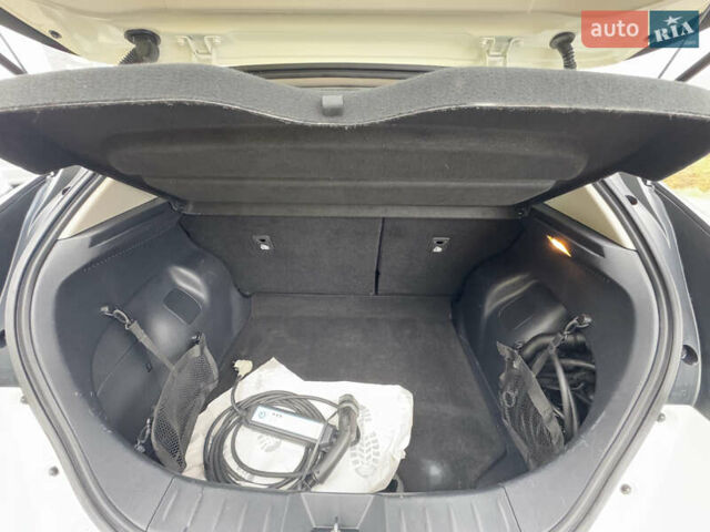 Белый Ниссан Лиф, объемом двигателя 0 л и пробегом 157 тыс. км за 11700 $, фото 45 на Automoto.ua