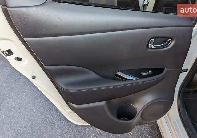 Белый Ниссан Лиф, объемом двигателя 0 л и пробегом 60 тыс. км за 14900 $, фото 23 на Automoto.ua