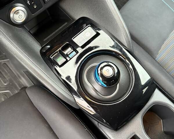 Белый Ниссан Лиф, объемом двигателя 0 л и пробегом 92 тыс. км за 12500 $, фото 18 на Automoto.ua