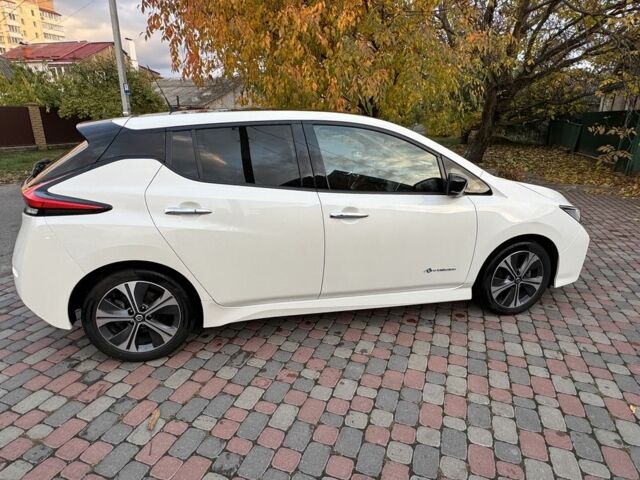 Белый Ниссан Лиф, объемом двигателя 0 л и пробегом 102 тыс. км за 12699 $, фото 7 на Automoto.ua