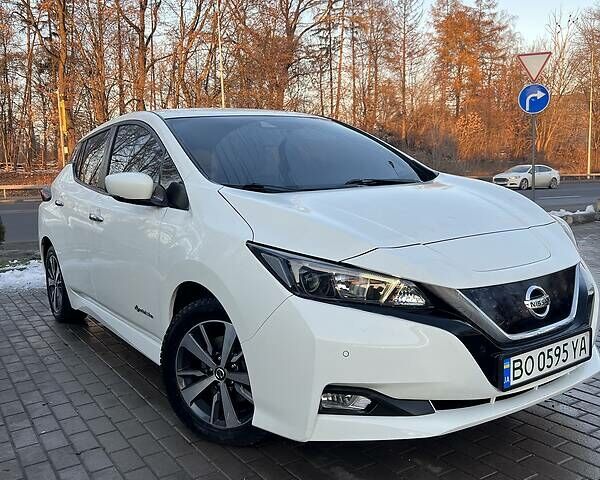 Белый Ниссан Лиф, объемом двигателя 0 л и пробегом 104 тыс. км за 14300 $, фото 6 на Automoto.ua